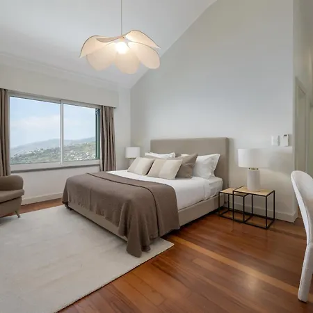 Villa Venusta By An Island